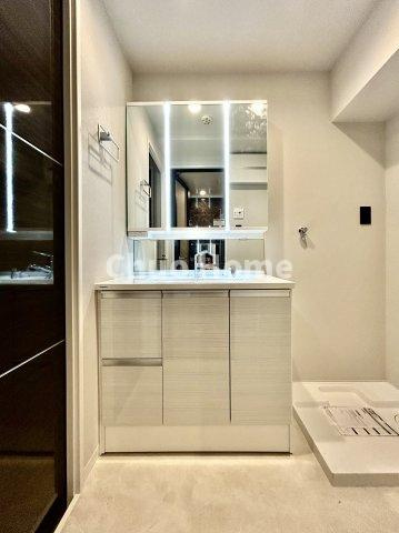 ダイアパレス元浅草Ⅱの独立洗面台|【洗面化粧台】洗面化粧台には三面鏡を採用。身だしなみを整えやすい事はもちろんですが、鏡の後ろに収納スペースを設ける事により、散らかりやすい洗面スペースをすっきりさせる事が出来るのも嬉しいですね