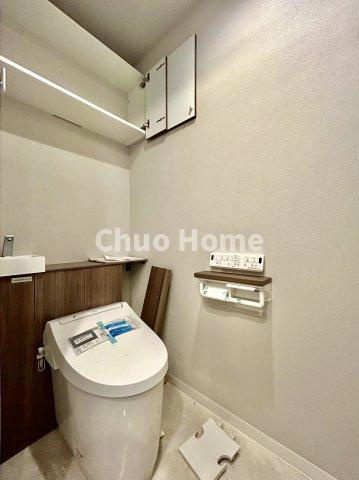 ダイアパレス元浅草Ⅱのトイレ|【トイレ】 収納スペースをしっかりと確保した温水洗浄便座機能付きトイレ。温水洗浄便座は清潔にお使いいただくための大切なアイテムです。