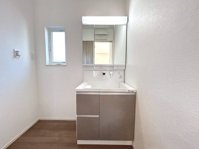 ファーストタウン　一宮市今伊勢町馬寄第8　全5区画分譲の独立洗面台|ミラー扉の内側がすべて収納スペースになっています。リフトアップシャワーを採用し両手が自由に使えます。