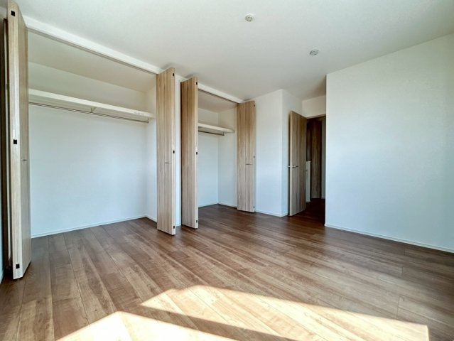 ファーストタウン　一宮市今伊勢町馬寄第8　全5区画分譲の寝室|窓ガラスは２枚のガラスの間に空気層を設けたペアガラス。高い断熱性と共にガラス面の結露対策にも効果的。