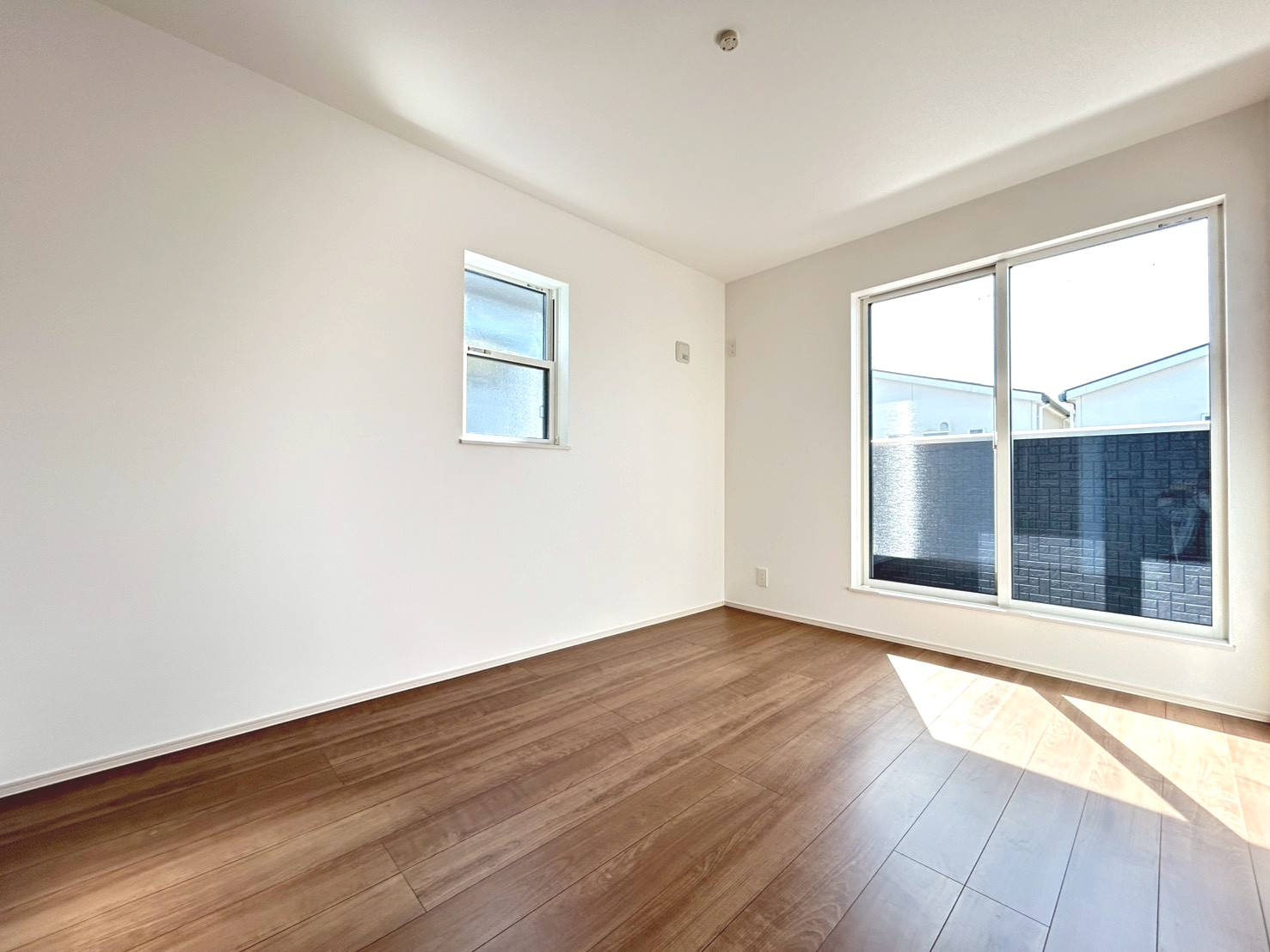 ファーストタウン　一宮市今伊勢町馬寄第8　全5区画分譲の洋室|木目の美しさを際立たせるシンプルデザインの建具、室内に落ち着きと安らぎを与えてくれます。