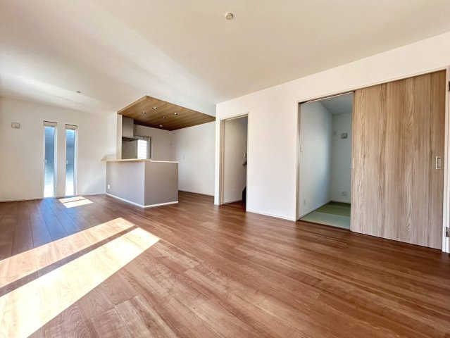 ファーストタウン　一宮市今伊勢町馬寄第8　全5区画分譲の居間・リビング|フローリング材は床材に受ける様々な傷や、温度・湿度変化によるクラックの発生を大幅に抑える特殊加工。