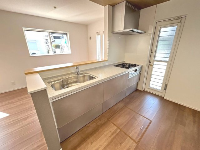 ファーストタウン　一宮市今伊勢町馬寄第8　全5区画分譲のキッチン|浄水器組込み水栓でシンクまわりがスッキリひろびろお使いいただけます。