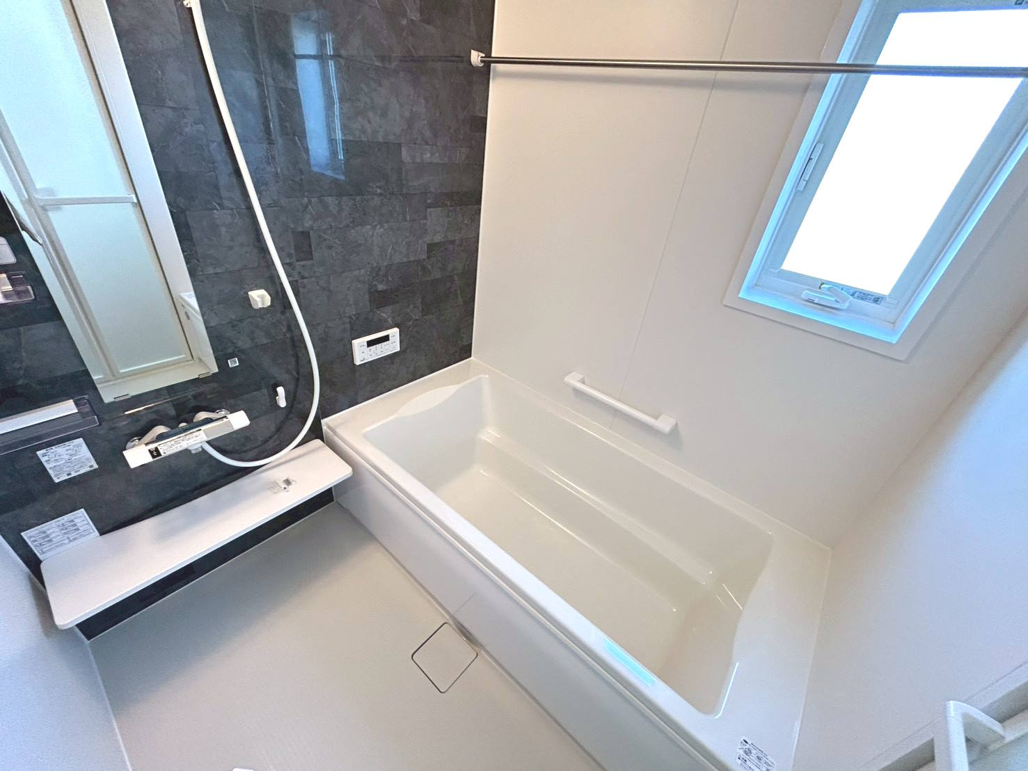 ファーストタウン　一宮市今伊勢町馬寄第8　全5区画分譲の浴室|明るく清潔なバスルームで、浴室暖房乾燥機標準装備。使い勝手の良いお風呂空間を提供しています。