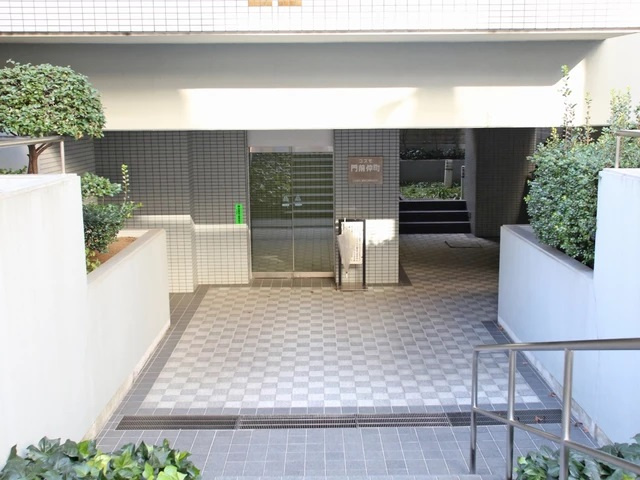 コスモ門前仲町　8階　角　部屋のエントランス