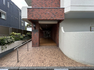 【エントランス】 | お客様を、そして住人を出迎えてくれるマンションのエントランス。ゴミが落ちていないことからも、管理状態の良さや住民の節度の高さが見て取れます。～即日のご見学可能～　お問合せはお気軽にどうぞ。