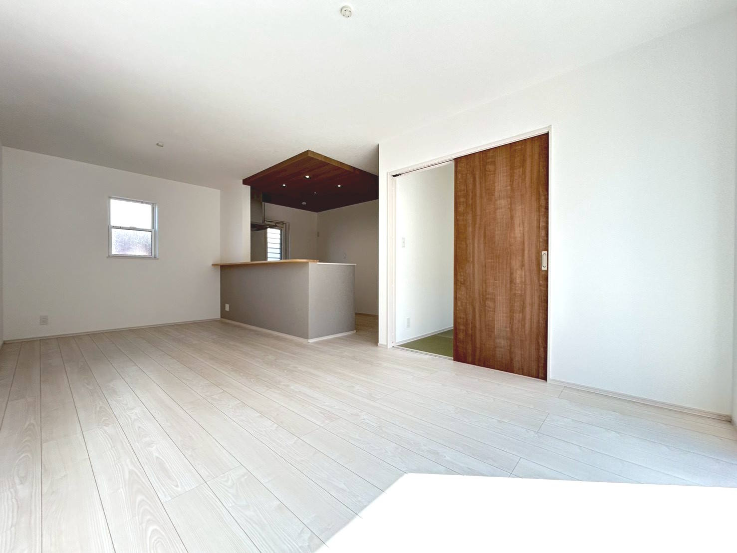 【商談中】ファーストタウン　一宮市第8今伊勢町馬寄　全5区画分譲の居間・リビング|フローリング材は床材に受ける様々な傷や、温度・湿度変化によるクラックの発生を大幅に抑える特殊加工。