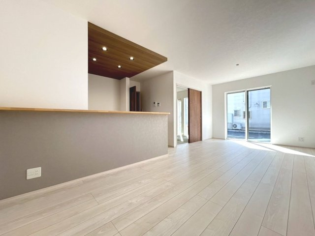 【商談中】ファーストタウン　一宮市第8今伊勢町馬寄　全5区画分譲の居間・リビング|フローリング材は床材に受ける様々な傷や、温度・湿度変化によるクラックの発生を大幅に抑える特殊加工。
