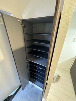 【玄関】 | ポラ ステラ大和 | シューズボックスは高さ可動式の大容量サイズとなっており女性にもおススメです♪