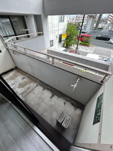 ロイヤルメゾン東須磨のバルコニー|落ち着いた時間を過ごせるバルコニーです