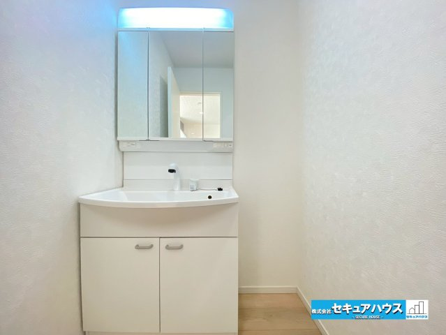 【今からご案内可能】東海市名和町堂ノ前　全4棟の独立洗面台|【洗面台】
◆鏡の裏にはたっぷりと収納スペースを標準装備！
◆電源を付属しているのでドライヤーなど利用できます。