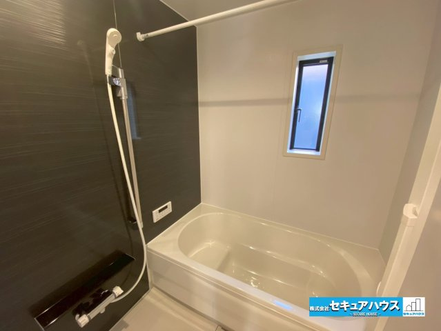 【今からご案内可能】東海市名和町堂ノ前　全4棟の浴室|【浴室】
◆アクセントパネルで落ち着きのある雰囲気を演出します。毎日の疲れを癒やすバスタイムをお楽しみ下さい！
◆窓付きで、カビの繁殖を抑える効果があります。