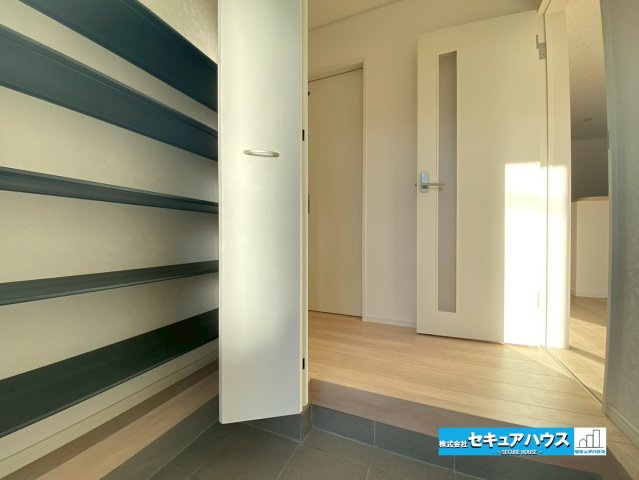 【今からご案内可能】東海市名和町堂ノ前　全4棟の玄関|【玄関】
◆光が差し込み明るいです。気分も晴れやかになりますね。
◆玄関には、収納力のあるシューズボックスがございます。玄関まわりがすっきり片付きます。　