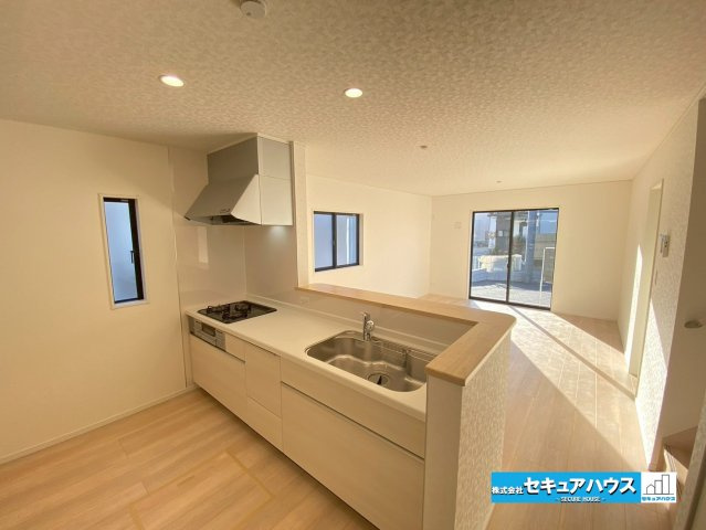 【今からご案内可能】東海市名和町堂ノ前　全4棟の居間・リビング|【LDK】
◆家族揃ってリビングで過ごすお休みの日が、楽しみになる場所となることでしょう。
対面式のオープンキッチンは、家事をしながら家族の様子が一目でわかる安心＆便利設備♪