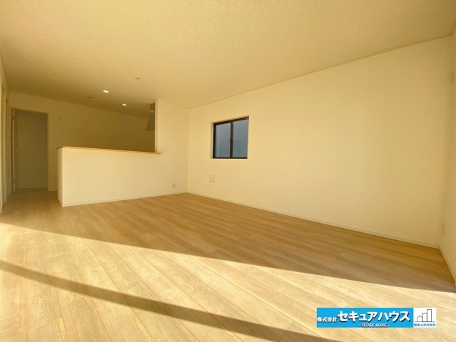 【今からご案内可能】東海市名和町堂ノ前　全4棟の居間・リビング|【LDK】
◆日当たりが良く温かい広々リビングは家族の団らんスペースになります。