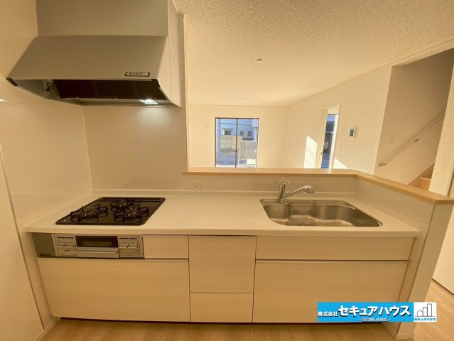 【今からご案内可能】東海市名和町堂ノ前　全4棟のキッチン|【キッチン】
◆同時にたくさんの料理が調理できる。「焼く・蒸す・煮る」の工程を同時進行で進めることができるので、料理を素早く作ることができます。育児でバタバタ忙しいママに嬉しい♪