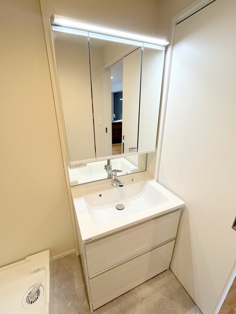 Ｔ　ｒｅｓｉｄｅｎｃｅの洗面所|★三面鏡独立洗面台★
