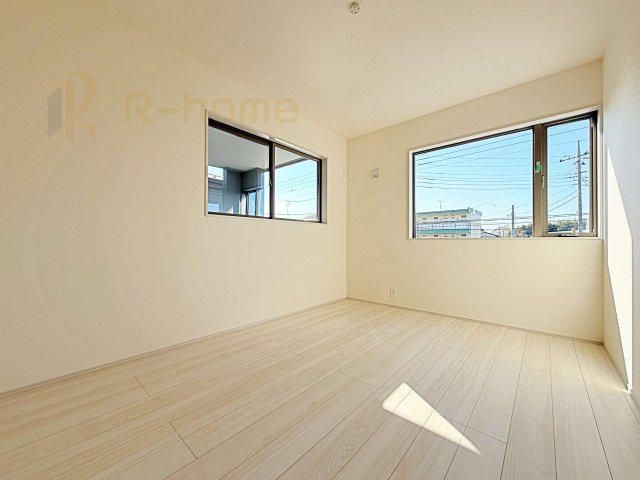 ひたちなか市堀口第4　新築戸建て　1号棟の洋室|2面窓の風通しの良い洋室です♪差し込む暖かな陽当たりで、室内がくつろげる空間に早変わりです♪