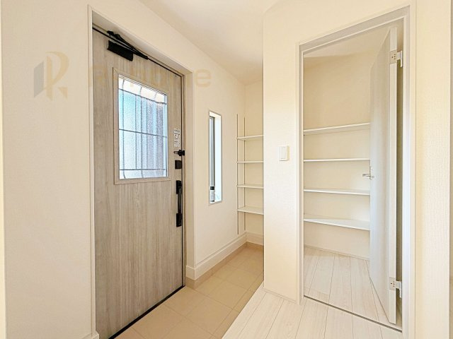 ひたちなか市堀口第4　新築戸建て　1号棟の玄関|玄関には便利なシューズクローゼットを設置。アウトドア用品やベビーカーなどの収納に役立ちますね♪