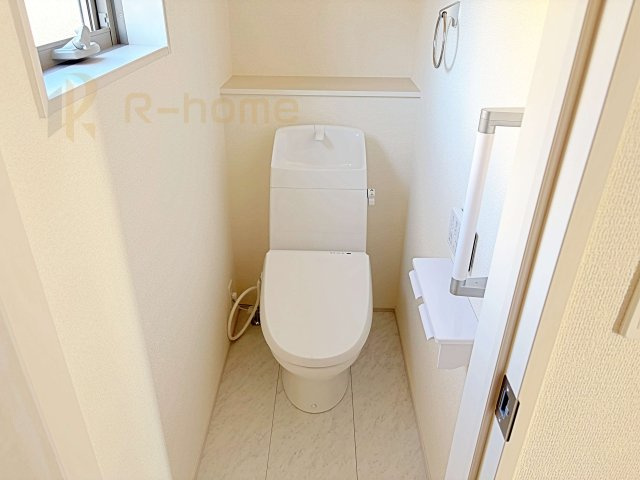 ひたちなか市堀口第4　新築戸建て　1号棟のトイレ|温水洗浄便座付きのトイレ。
トイレが２ヵ所設置で朝の忙しい時間でも安心です。