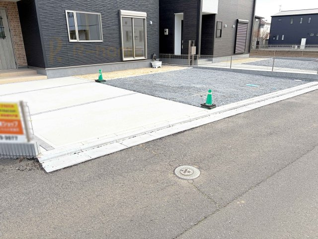 ひたちなか市堀口第4　新築戸建て　1号棟の駐車場|カースペースは3台完備。ゲスト用のスペースも確保できますね♪