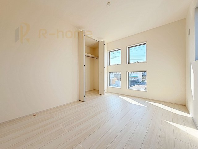 ひたちなか市堀口第4　新築戸建て　1号棟の洋室|どんな部屋家具も合わせやすいシンプルな洋室！
たっぷりの日差しと心地よい風が舞い込む住まい♪
