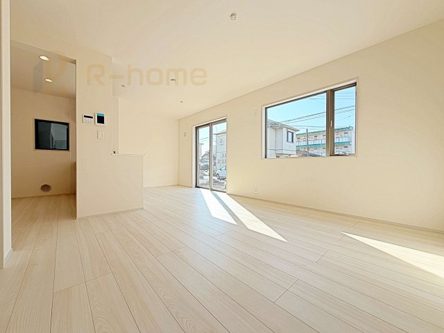 ひたちなか市堀口第4　新築戸建て　1号棟の居間・リビング|たっぷりの陽光が注ぎ込む明るいリビング♪隣接の洋室を開放すると更なる大空間に変身♪