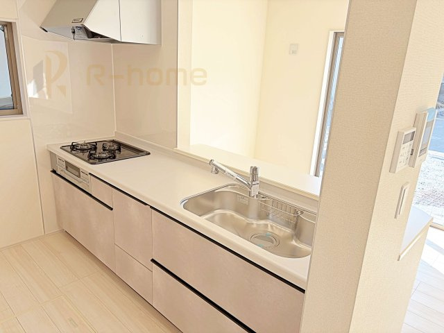 ひたちなか市堀口第4　新築戸建て　1号棟のキッチン|料理をしながら家族とコミュニケーションが取れる対面式システムキッチン。