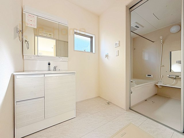 ひたちなか市堀口第4　新築戸建て　1号棟の洗面所|清潔感溢れる洗面台は嬉しい三面鏡付き。洗剤や歯ブラシなどもすっきり収納できます♪