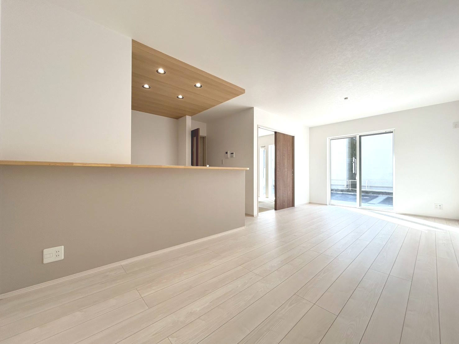 ファーストタウン　一宮市第8今伊勢町馬寄　全5区画分譲の居間・リビング|フローリング材は床材に受ける様々な傷や、温度・湿度変化によるクラックの発生を大幅に抑える特殊加工。