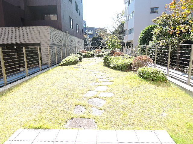 アトラス野毛山のその他共用部分|清掃の行き届いた中庭