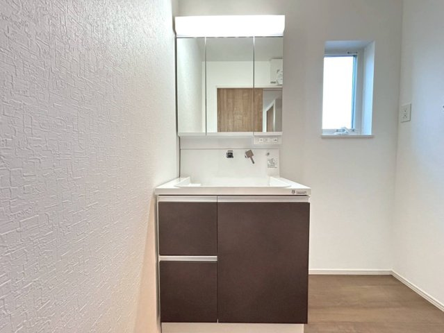 ファーストタウン　一宮市今伊勢町馬寄第8　全5区画分譲の独立洗面台|ミラー扉の内側がすべて収納スペースになっています。リフトアップシャワーを採用し両手が自由に使えます。