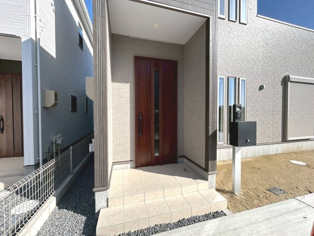 ファーストタウン　一宮市今伊勢町馬寄第8　全5区画分譲の玄関|玄関ドアの鍵はディンプルキーと内側はサムターンキーになっており防犯性の高い仕様になっています。
