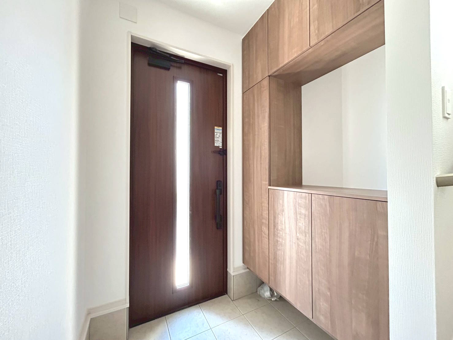 ファーストタウン　一宮市今伊勢町馬寄第8　全5区画分譲の玄関|大容量のシューズ収納付きで玄関周りもすっきり！玄関ドアからの光が玄関ホールを明るくしてくれます。