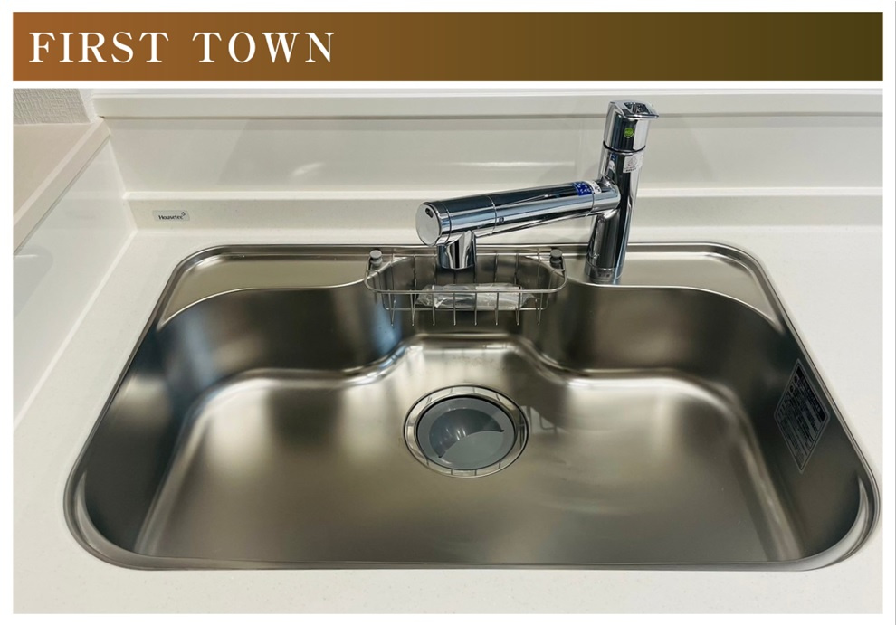 ファーストタウン　一宮市今伊勢町馬寄第8　全5区画分譲のキッチン|カウンタースペースがついた広々キッチン。浄水器組込み水栓でシンクまわりがスッキリお使いいただけます。