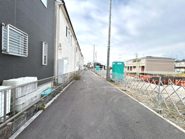 ファーストタウン　一宮市今伊勢町馬寄第8　全5区画分譲の前面道路含む現地写真|「現地（2025年11月4日）撮影」　
■前面道路　
■ヤマダ不動産　株式会社リライフ