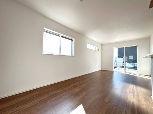 ファーストタウン　一宮市今伊勢町馬寄第8　全5区画分譲の居間・リビング|フローリング材は床材に受ける様々な傷や、温度・湿度変化によるクラックの発生を大幅に抑える特殊加工。