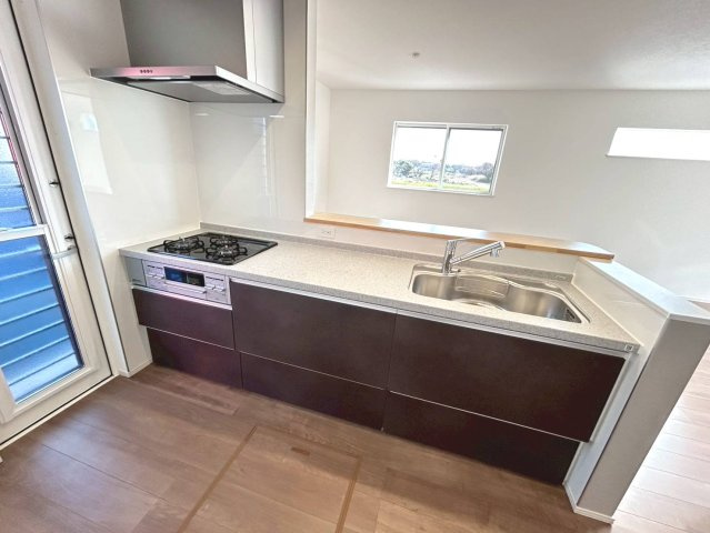 ファーストタウン　一宮市今伊勢町馬寄第8　全5区画分譲のキッチン|浄水器組込み水栓でシンクまわりがスッキリひろびろお使いいただけます。