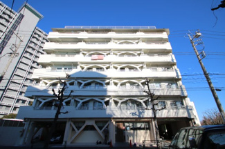 【外観】 | 青空によく映える建物です。手入れの行き届いた外壁やマンション正面エントランスなど、綺麗な姿をぜひ一度、現地にてご覧ください。～即日のご見学可能～　お問合せはお気軽にどうぞ。