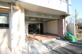 【エントランス】 | お客様を、そして住人を出迎えてくれるマンションのエントランス。ゴミが落ちていないことからも、管理状態の良さや住民の節度の高さが見て取れます。～即日のご見学可能～　お問合せはお気軽にどうぞ。
