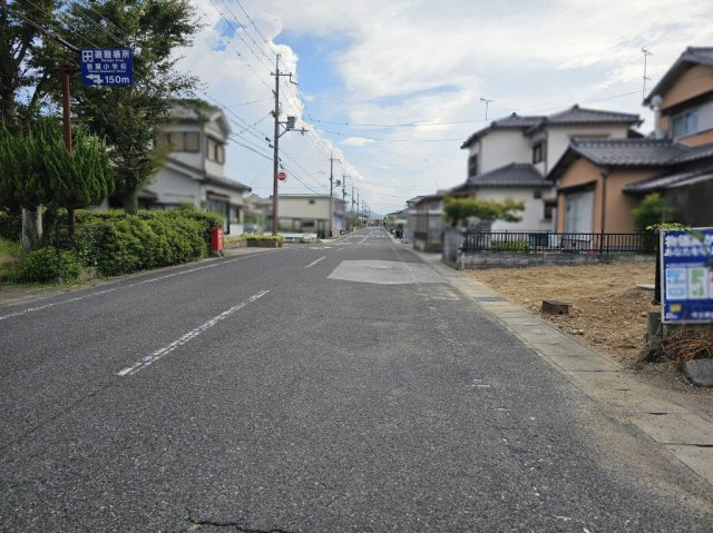 眺望の良い土地の前面道路含む現地写真|前面道路は約9mありゆったりとしています