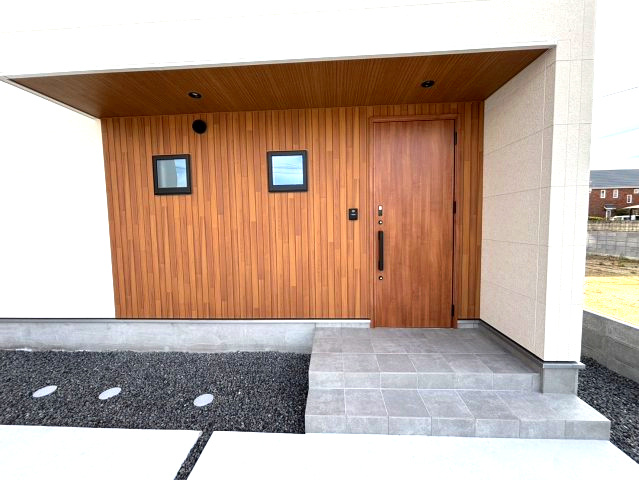 伊予郡松前町大字昌農内の新築一戸建の玄関|収納もある玄関です