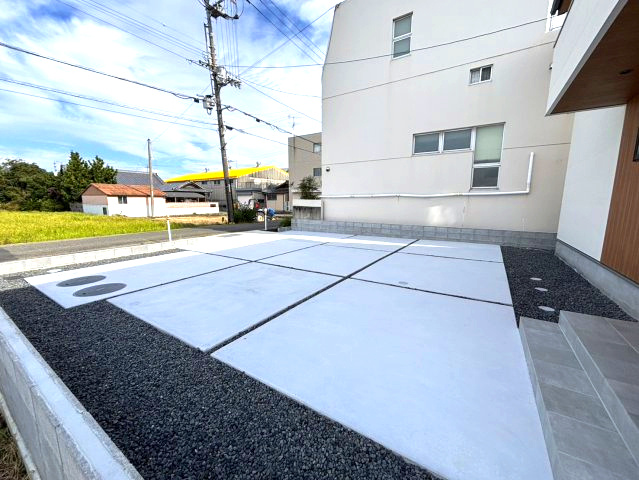 伊予郡松前町大字昌農内の新築一戸建の駐車場|駐車場に車を止められます