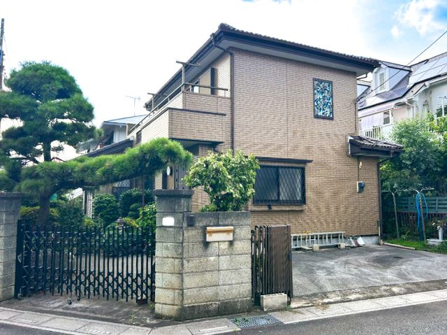 入間郡三芳町大字北永井の中古一戸建の前面道路含む現地写真|南東・北東角地に位置し、通風＆陽当り良好です。
お車は並列で２台駐車できますので、セカンドカーやお客さま用のお車も出し入れが楽々です。