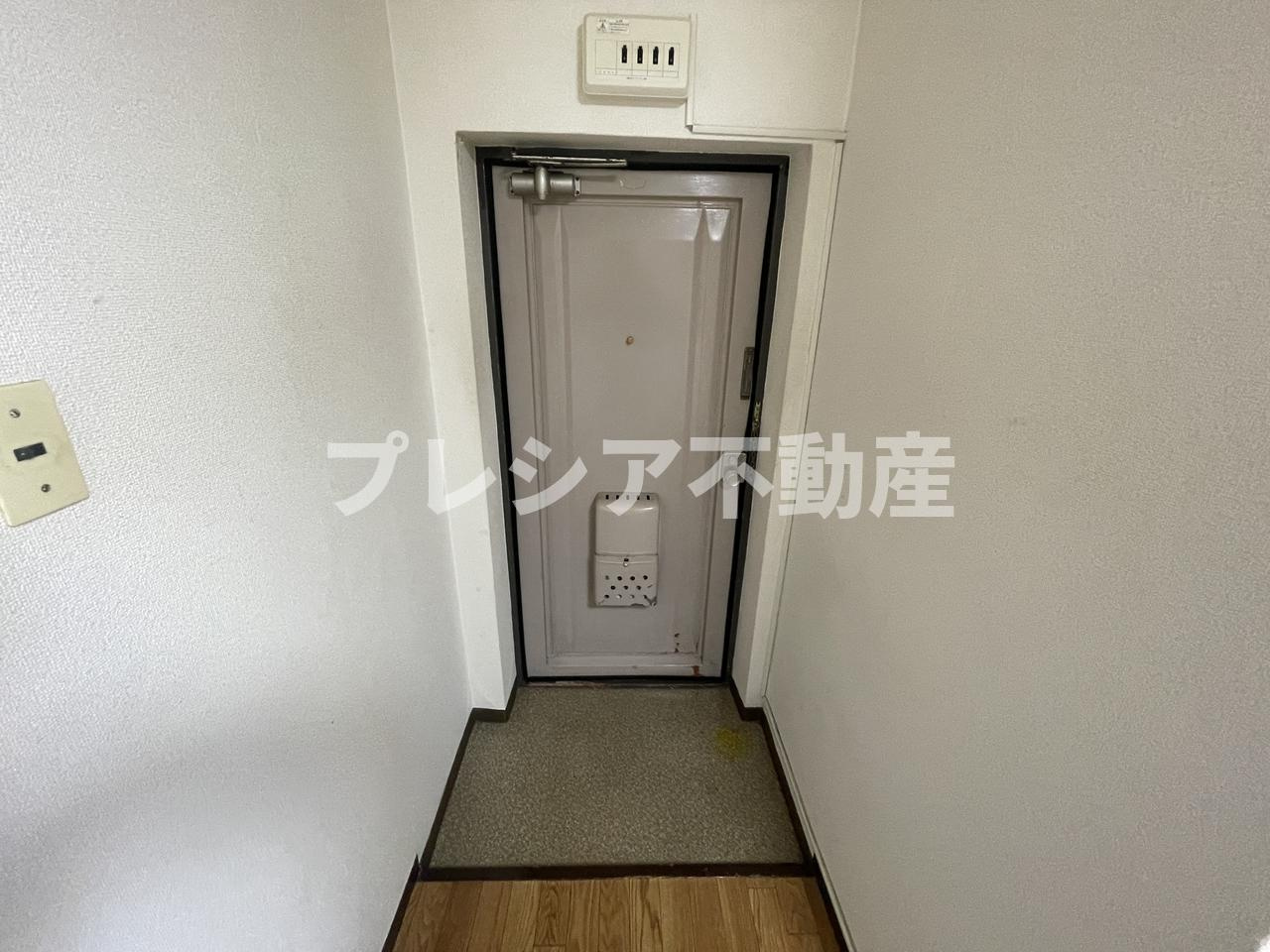 寿コーポの玄関