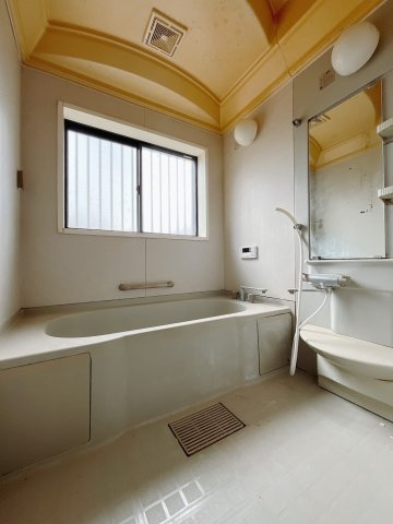 【中古戸建】邑楽郡邑楽町大字中野の浴室|■浴室｜足を伸ばしてゆったりと入浴ができる1坪タイプのバスルームです♪備え付けの棚には家族一人一人のシャンプーを分けて置くことができます♪バスルームをいつもすっきりと使えますね♪