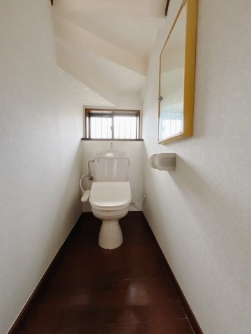 【中古戸建】邑楽郡邑楽町大字中野のトイレ|■トイレ｜窓付きのトイレをご用意をしております。換気もできますので常に綺麗を保てます♪