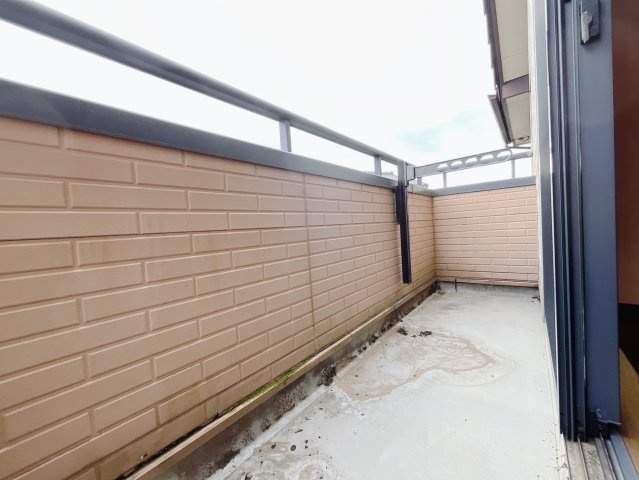 【中古戸建】邑楽郡邑楽町大字中野のバルコニー|■バルコニー｜空が見える広々としたバルコニー♪家族で星空観賞ができて夜が楽しみになりますね☆