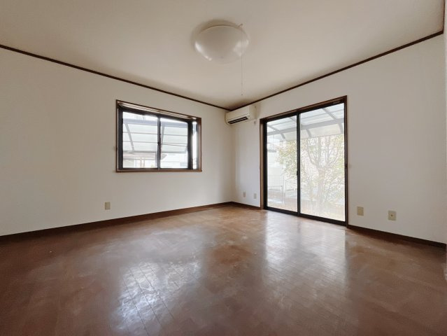 【中古戸建】邑楽郡邑楽町大字中野の寝室|■主寝室｜ダブルベッドを置いても充分な広さを2Ｆのお部屋に設けております。お子様と家族みんなで寝るのも夢じゃありません♪窓からは光が差し込むので日中でも明るいお部屋です。