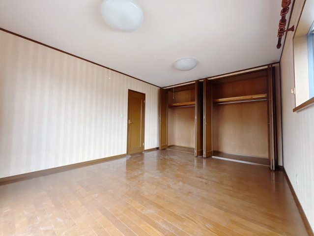 【中古戸建】邑楽郡邑楽町大字中野の寝室|■主寝室｜ベッドやテレビなどの大き目の家具を置いても余裕のある広々主寝室です♪家事やお仕事にお疲れなパパ・ママがゆっくりと過ごせる空間です♪